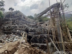 Proyek Gerai Wisata Panyaweuyan Ambruk