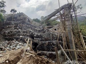 Gerai Wisata Panyaweuyan Ambruk, PUTR Minta Proyek Tak Dilanjutkan Gerai Wisata Panyaweuyan Ambruk, PUTR Minta Proyek Tak Dilanjutkan