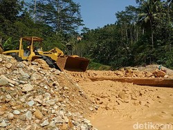 Banjir Batu Tutup Akses Jalan Dua Desa di Pacitan