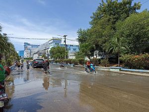 Banjir Rob Kawasan Muara Baru Naik Lagi, Jalan Depan Polsek Mulai Terendam