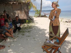 Bule-Bule Ini Ajarkan Anak- Anak Arborek Bahasa Inggris dan Indonesia