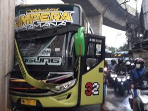 Bus Tabrak Tiang Beton di Ciledug Arah Kebayoran Lama, Lalin Macet