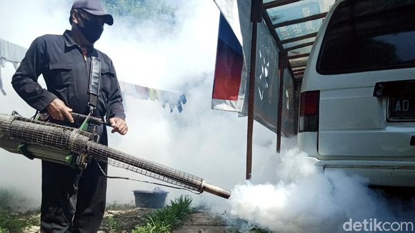 Cegah DBD Merebak, Permukiman Warga di Klaten Difogging