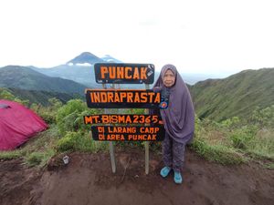 Potret Emak-emak Mendaki Gunung yang Lagi Viral