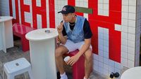 Pose Keren Fadly Faisal Saat Nongkrong di Gerai Pizza