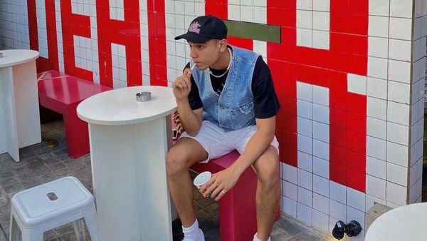 Pose Keren Fadly Faisal Saat Nongkrong di Gerai Pizza