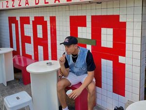 Pose Keren Fadly Faisal Saat Nongkrong di Gerai Pizza