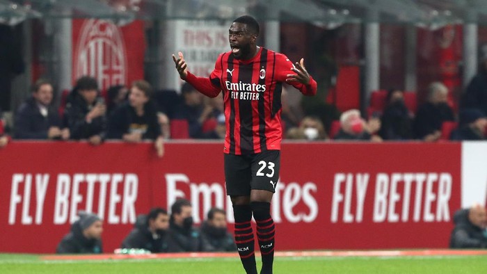 MILAN, ITALY - NOVEMBER 07: Fikayo Tomori of AC Milan celebrates after scoring their teams first goal during the Serie A match between AC Milan and FC Internazionale at Stadio Giuseppe Meazza on November 07, 2021 in Milan, Italy. (Photo by Marco Luzzani/Getty Images)