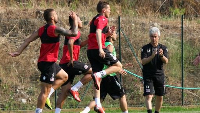Ajaccios L1 football club assistant coach Giampiero Ventrone (R) attends a training session on July 9, 2013 in Ajaccio, French Mediterranean island of Corsica. AFP PHOTO / PASCAL POCHARD-CASABIANCA (Photo by PASCAL POCHARD CASABIANCA / AFP)