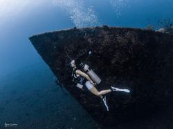 Gisel dan Pemandangan Indah Bangkai Kapal di Bawah Laut Bali