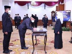 Lantik 6 Pejabat Eselon II, Khofifah Minta Sinergi Tangani Kemiskinan Ekstrem