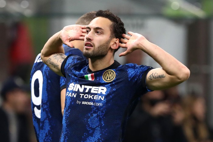 MILAN, ITALY - NOVEMBER 07: Hakan Calhanoglu of FC Internazionale celebrates after scoring their teams first goal during the Serie A match between AC Milan and FC Internazionale at Stadio Giuseppe Meazza on November 07, 2021 in Milan, Italy. (Photo by Marco Luzzani/Getty Images)