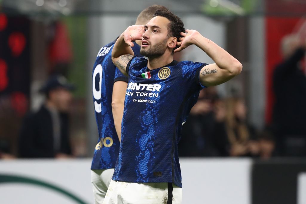 MILAN, ITALY - NOVEMBER 07: Hakan Calhanoglu of FC Internazionale celebrates after scoring their team's first goal during the Serie A match between AC Milan and FC Internazionale at Stadio Giuseppe Meazza on November 07, 2021 in Milan, Italy. (Photo by Marco Luzzani/Getty Images)