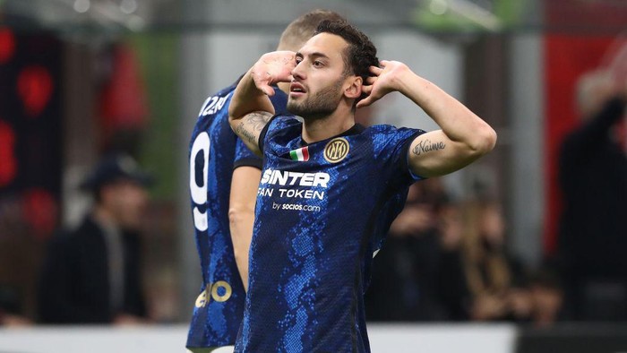 MILAN, ITALY - NOVEMBER 07: Hakan Calhanoglu of FC Internazionale celebrates after scoring their teams first goal during the Serie A match between AC Milan and FC Internazionale at Stadio Giuseppe Meazza on November 07, 2021 in Milan, Italy. (Photo by Marco Luzzani/Getty Images)
