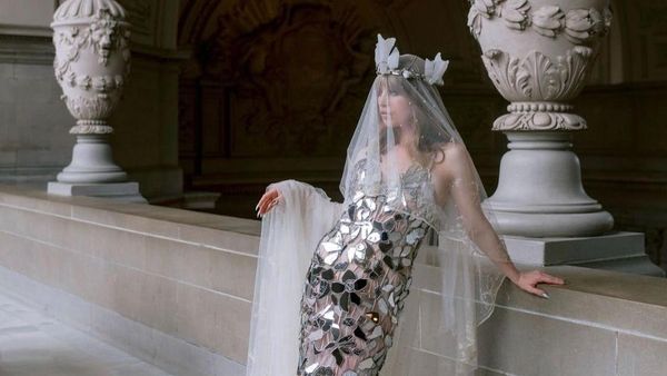 Foto: Sosialita Ivy Getty Menikah Pakai Gaun Berlapis Cermin