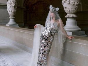 Foto: Sosialita Ivy Getty Menikah Pakai Gaun Berlapis Cermin Foto: Sosialita Ivy Getty Menikah Pakai Gaun Berlapis Cermin