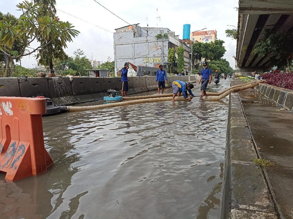 Jalan RE Martadinata Jakut Masih Terendam Banjir Rob