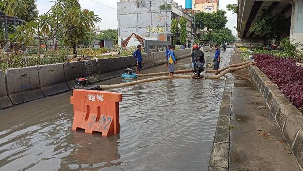 Ini Kondisi Jalan RE Martadinata Jakut yang Kembali Terendam Banjir Rob