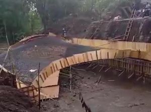 Detik-detik Proyek Jembatan di Magetan Roboh Dipicu Hujan Deras
