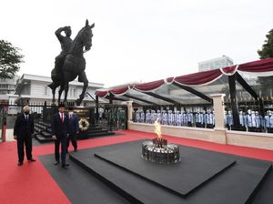 Jokowi Resmikan Tugu Api-Patung Bung Karno di Kemhan, Megawati Hadir Virtual