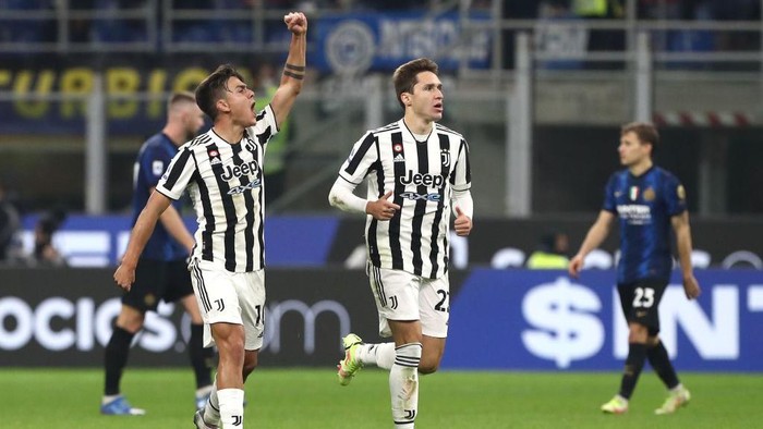 MILAN, ITALY - OCTOBER 24: Paulo Dybala of Juventus FC celebrates his goal during the Serie A match between FC Internazionale and Juventus at Stadio Giuseppe Meazza on October 24, 2021 in Milan, Italy. (Photo by Marco Luzzani/Getty Images)