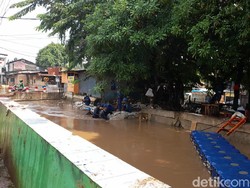 detikcom Do Your Magic: Tanggul Karung Pertigaan Hek Jebol, Kali Sempat Meluap