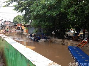 detikcom Do Your Magic: Tanggul Karung Pertigaan Hek Jebol, Kali Sempat Meluap detikcom Do Your Magic: Tanggul Karung Pertigaan Hek Jebol, Kali Sempat Meluap