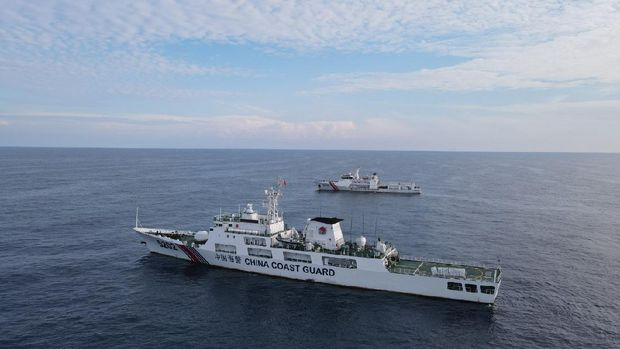 Kapal Cost Guard China 5202 dan Kapal Perang China 173 dibayangi Kapal Bakamla KN Pulau Marore saat berlayar di ZEE Indonesia Laut Natuna Utara, September 2021.