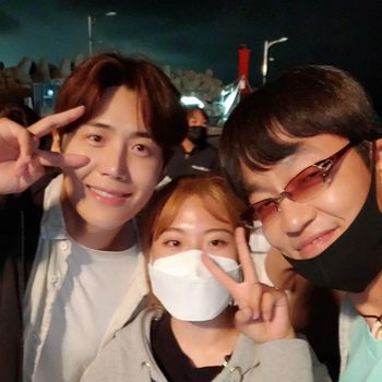 Kim Seon Ho bersama Jo Han Chul dan staff Hometown Cha Cha Cha
