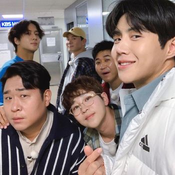 Kim Seon Ho bersama cast member 2 Days 1 Night