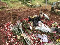 Ke Mana Perginya Foto Vanessa Angel di Makam? Ini Penjelasan Penjaga