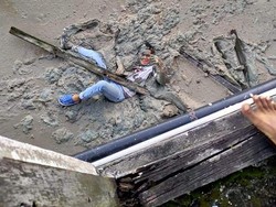 Lagi Asyik Tunggu Kopi, Pria Ini Jatuh ke Kubangan Lumpur