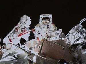 Lihat Lagi Aksi Astronot Wanita Pertama China Berjalan di Luar Angkasa Lihat Lagi Aksi Astronot Wanita Pertama China Berjalan di Luar Angkasa