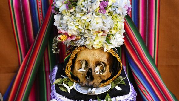 Melihat Lebih Dekat Festival Menghias Tengkorak di Bolivia
