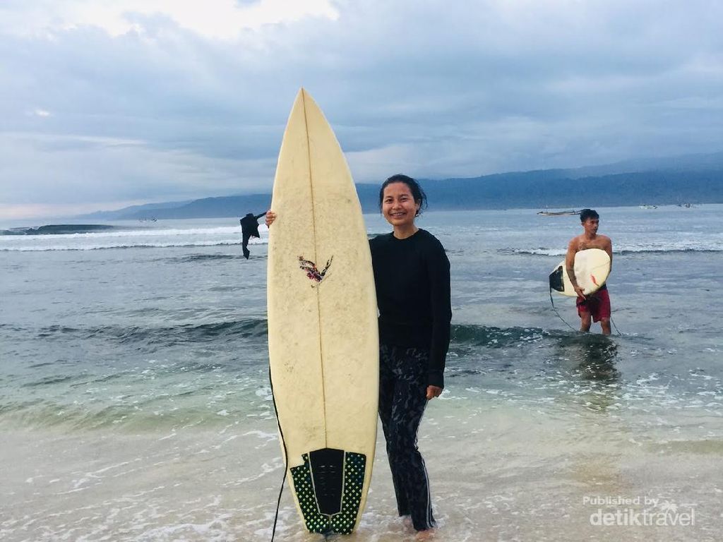 Ini Pantai Tanjung Setia, Salah Satu Spot Surfing Terbaik di Dunia
