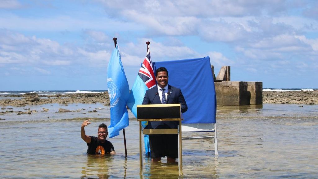 Pidato Perubahan Iklim, Menlu dari Negara Terkecil di Pasifik Nyemplung ke Laut
