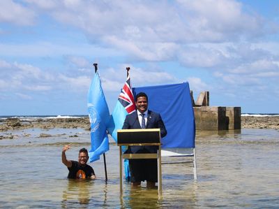 Pidato Perubahan Iklim, Menlu dari Negara Terkecil di Pasifik Nyemplung ke Laut