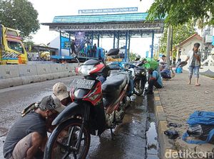 Nekat Terobos Banjir Rob di Muara Baru Jakut, Sejumlah Motor Mogok