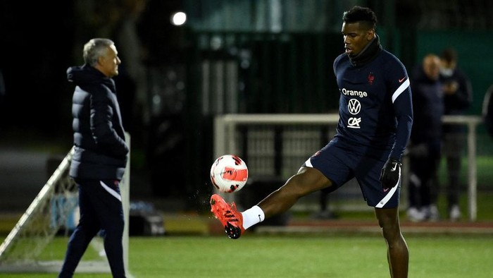 Frances mdfielder Paul Pogba practices during a training session as part of the teams preparation for the upcoming 2022 World Cup qualifying matches in Clairefontaine-en-Yvelines on November 8, 2021. (Photo by FRANCK FIFE / AFP)