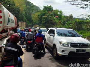 Perbaikan Jalan di Cipatat, Bandung Bikin Macet