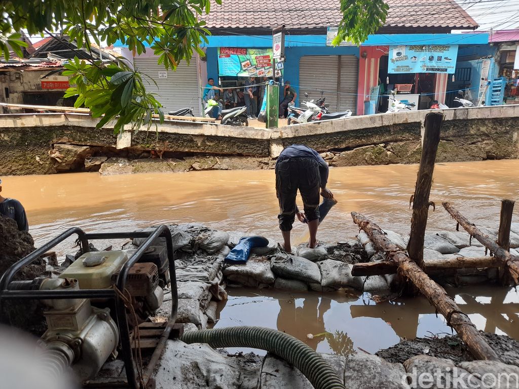 Perbaikan tanggul di pertigaan Hek Kramat Jati, Jakarta Timur, 9 November 2021. (Marteen Ronaldo Pakpahan/detikcom)