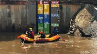 Masuki Musim Penghujan, Petugas Cek Kondisi Sungai Ciliwung