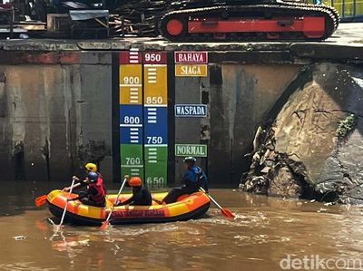 Masuki Musim Penghujan, Petugas Cek Kondisi Sungai Ciliwung