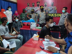 Dua Posko Vaksinasi di Sidoarjo Dibuka Selama 24 Jam
