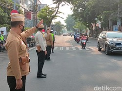 Jelang Hari Pahlawan, Polisi Kota Kediri Atur Lalin Pakai Baju Khas Pejuang
