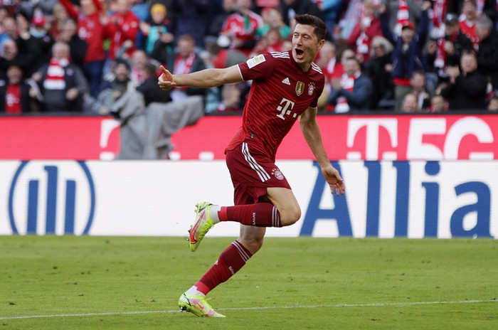 MUNICH, GERMANY - OCTOBER 23: Robert Lewandowski of FC Bayern Muenchen celebrates after scoring their teams second goal during the Bundesliga match between FC Bayern München and TSG Hoffenheim at Allianz Arena on October 23, 2021 in Munich, Germany. (Photo by Adam Pretty/Getty Images)