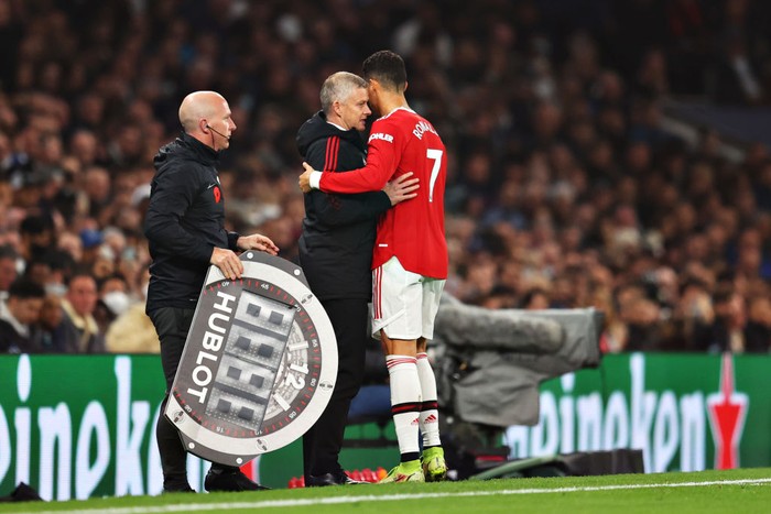 LONDON, ENGLAND - OCTOBER 30: Cristiano Ronaldo of Manchester United embraces Ole Gunnar Solskjaer, Manager of Manchester United as he is substituted during the Premier League match between Tottenham Hotspur and Manchester United at Tottenham Hotspur Stadium on October 30, 2021 in London, England. (Photo by Catherine Ivill/Getty Images)