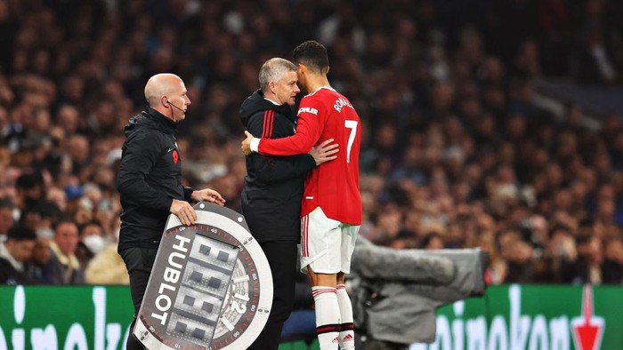 LONDON, ENGLAND - OCTOBER 30: Cristiano Ronaldo of Manchester United embraces Ole Gunnar Solskjaer, Manager of Manchester United as he is substituted during the Premier League match between Tottenham Hotspur and Manchester United at Tottenham Hotspur Stadium on October 30, 2021 in London, England. (Photo by Catherine Ivill/Getty Images)