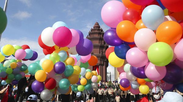 Saat Ibu Kota Kamboja Dipenuhi Balon Beraneka Warna