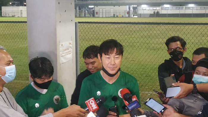 Shin Tae-yong usai latihan Timnas Indonesia di Lapangan ABC, Jakarta, Selasa (9/11/2021).